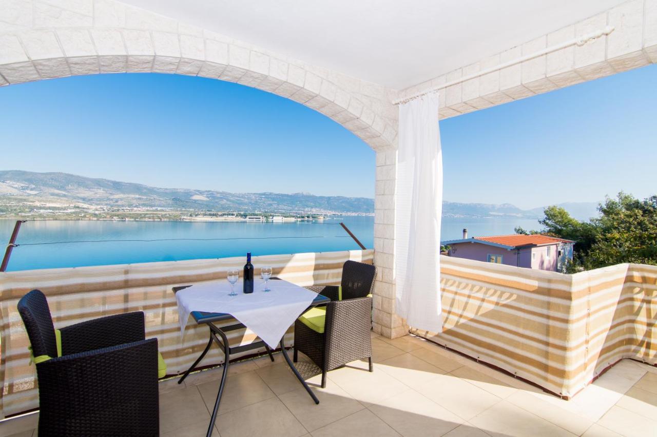 Holidays Apartments Slanada With Terrace And Sea View, Near The Beach & Town Trogir, Free Parking, Quiet Place On Peninsula Ciovo Buitenkant foto