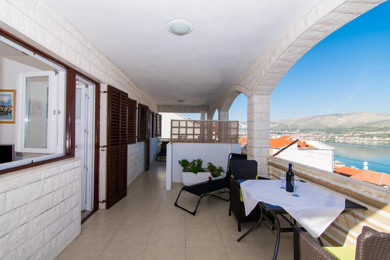 Holidays Apartments Slanada With Terrace And Sea View, Near The Beach & Town Trogir, Free Parking, Quiet Place On Peninsula Ciovo Buitenkant foto