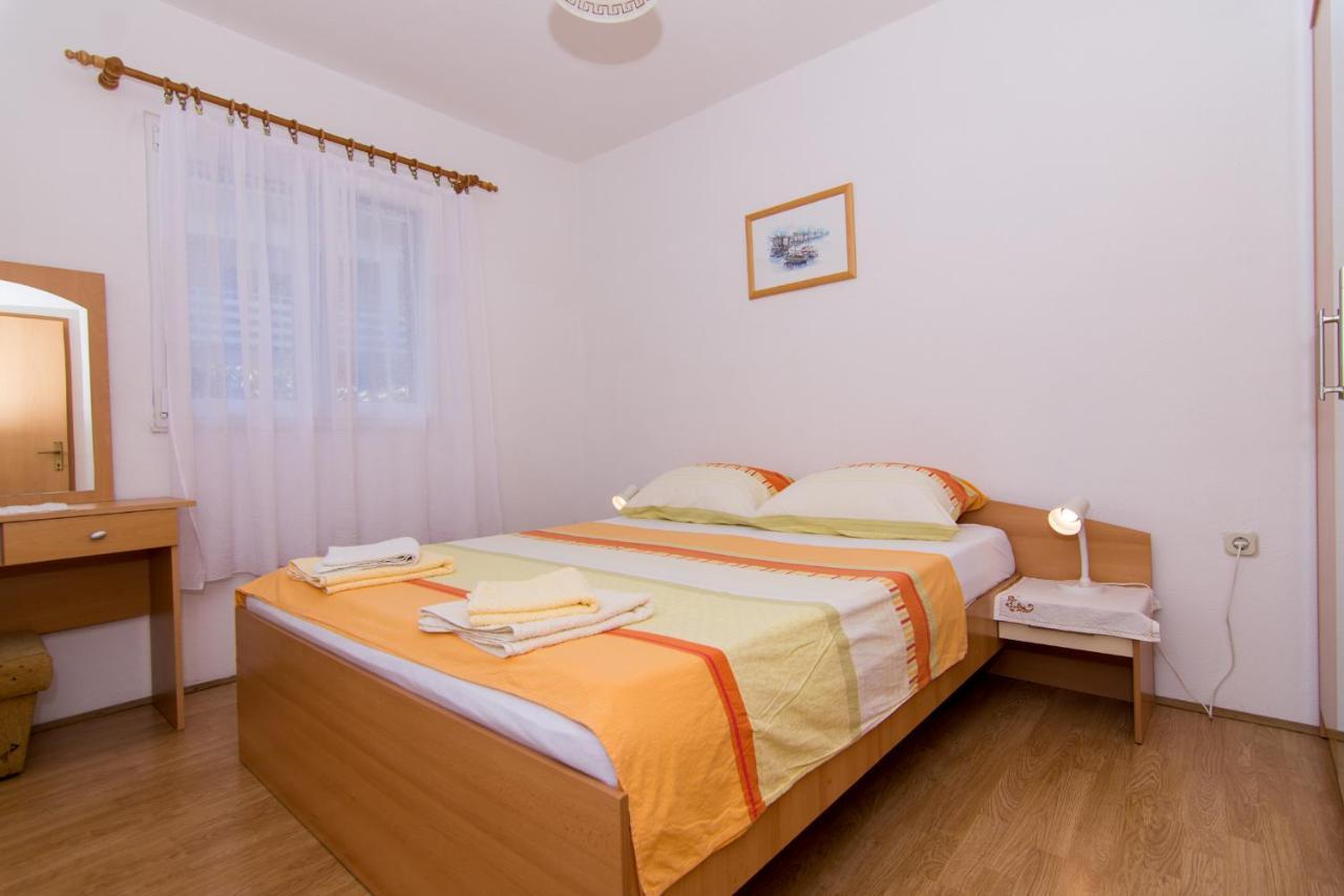 Holidays Apartments Slanada With Terrace And Sea View, Near The Beach & Town Trogir, Free Parking, Quiet Place On Peninsula Ciovo Buitenkant foto