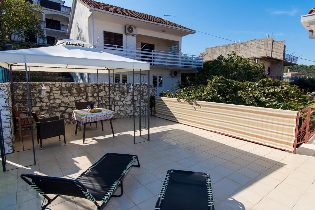 Holidays Apartments Slanada With Terrace And Sea View, Near The Beach & Town Trogir, Free Parking, Quiet Place On Peninsula Ciovo Buitenkant foto