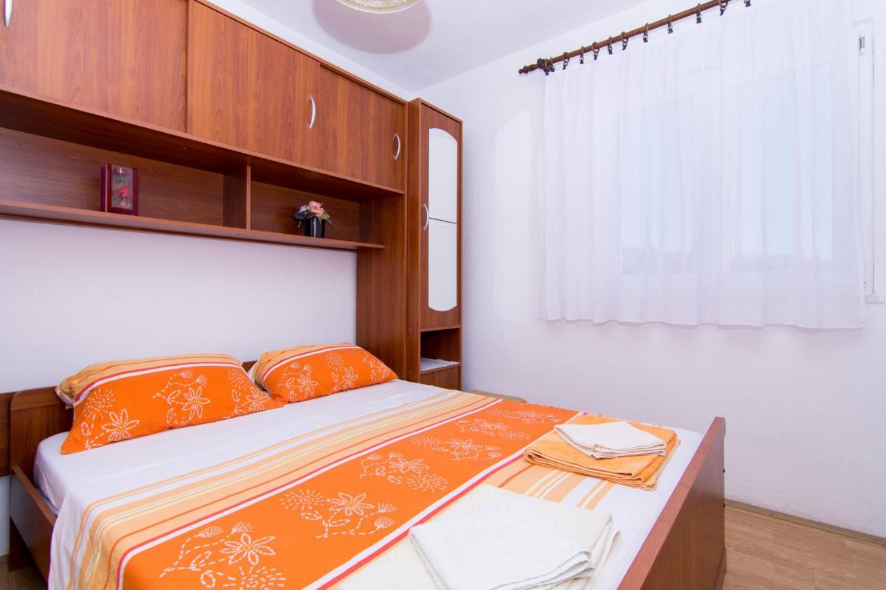 Holidays Apartments Slanada With Terrace And Sea View, Near The Beach & Town Trogir, Free Parking, Quiet Place On Peninsula Ciovo Buitenkant foto