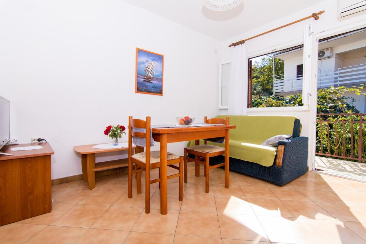 Holidays Apartments Slanada With Terrace And Sea View, Near The Beach & Town Trogir, Free Parking, Quiet Place On Peninsula Ciovo Buitenkant foto